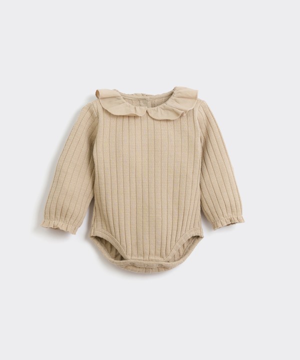 Body with cloth collar