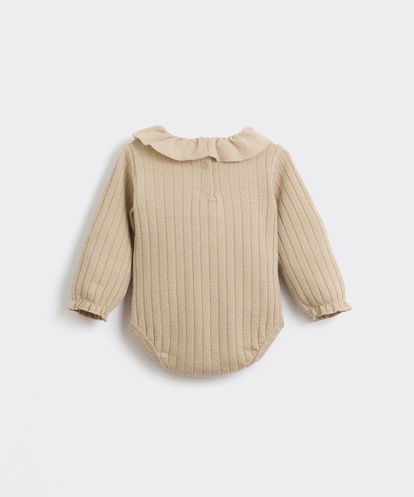 Body with cloth collar