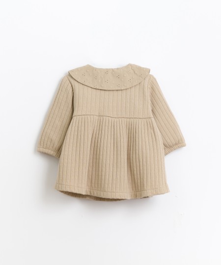 Vestido com gola em bordado inglês