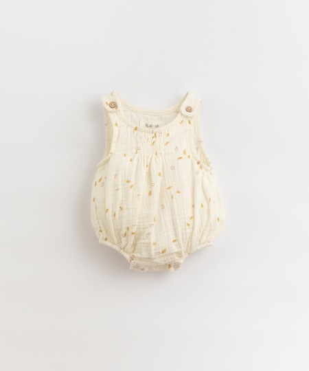 Mono de tela con estampado 