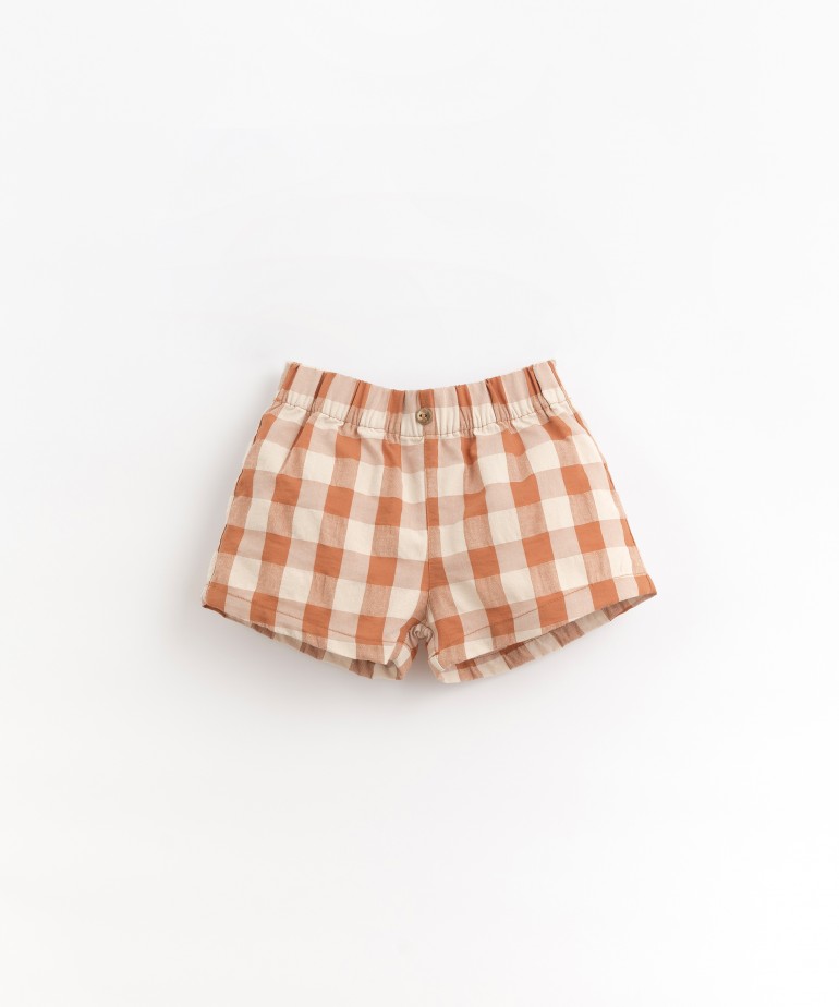 Woven shorts with recycled fibres