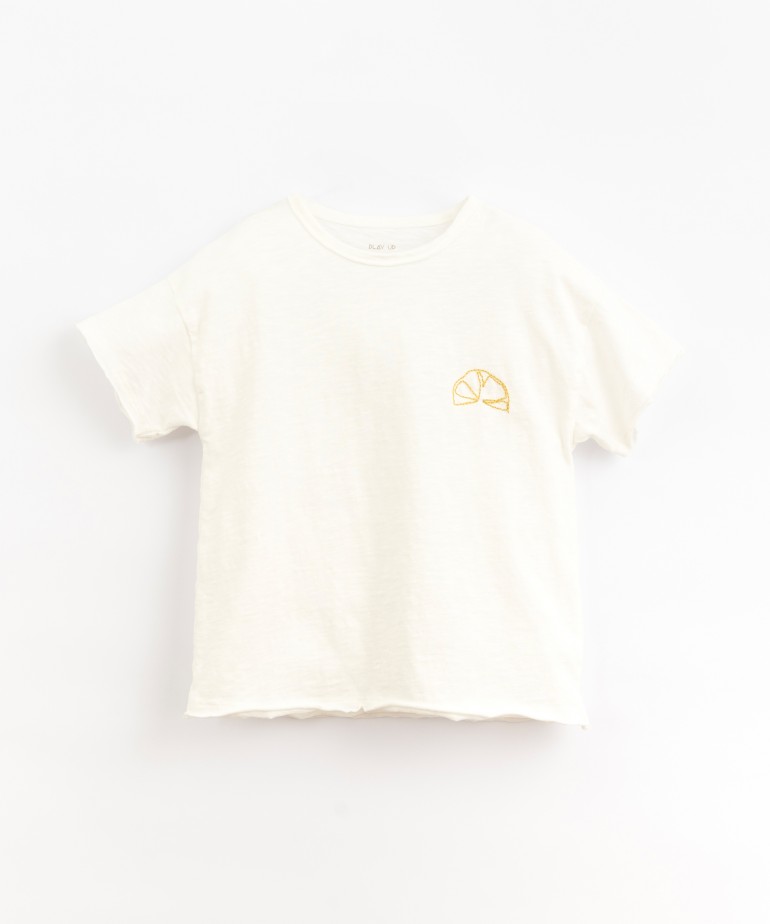 T-shirt em algodão orgânico com pormenor bordado