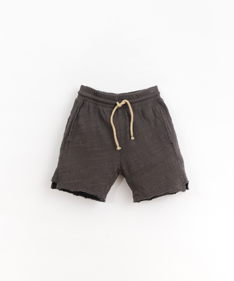 Shorts in mixture of organic cotton and recycled fibres