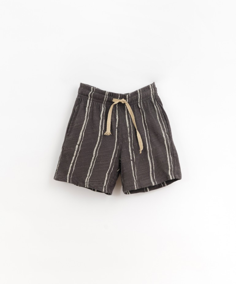 Pantalón corto con estampado de rayas