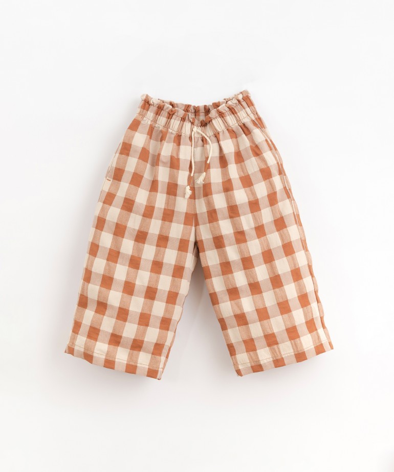Trousers with elastic waist and decorative drawstring