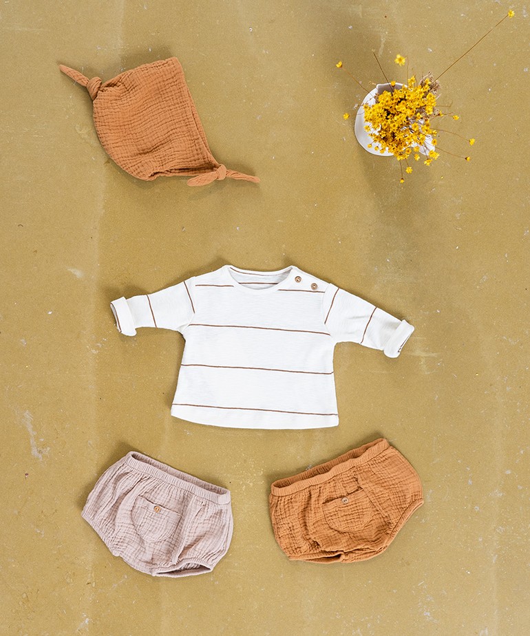 Organic cotton underpants with decorative coconut button