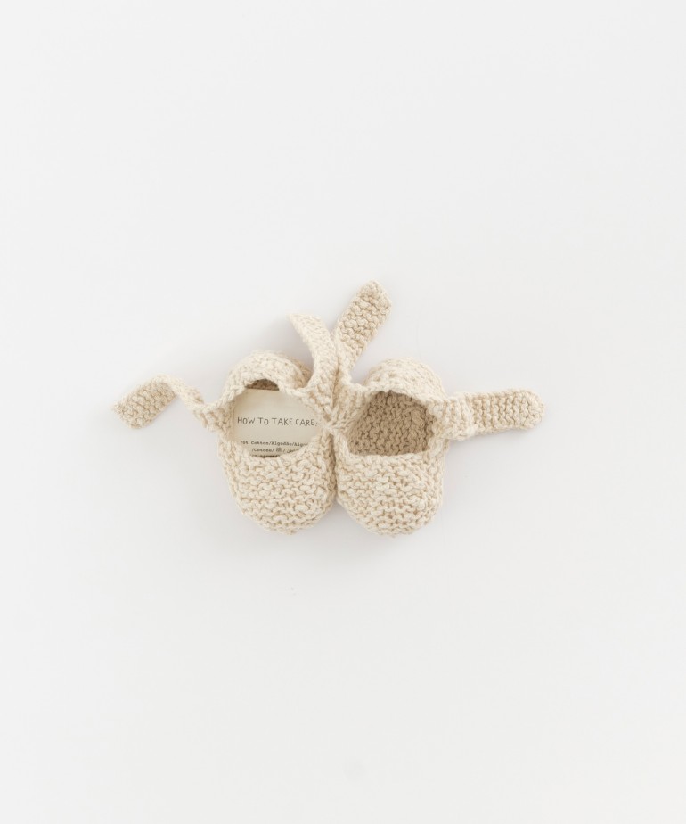 Knitted booties in cotton and linen 