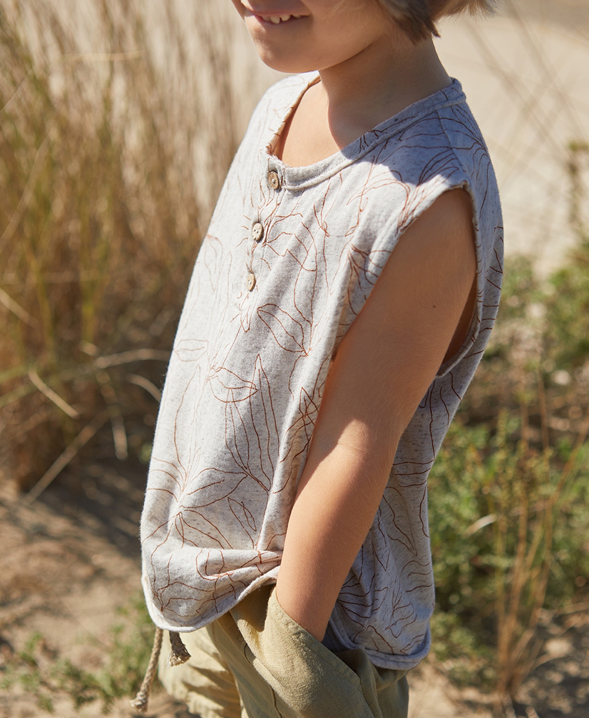 Sleeveless T-shirt with front opening | Organic Care
