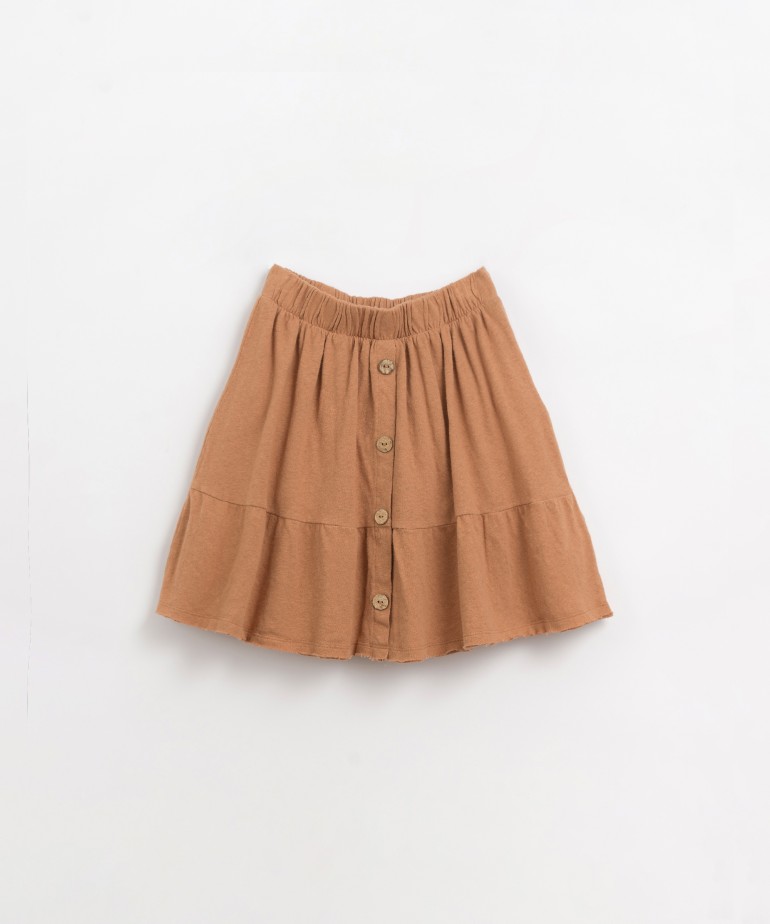 Skirt with an elastic waist and decorative coconut buttons