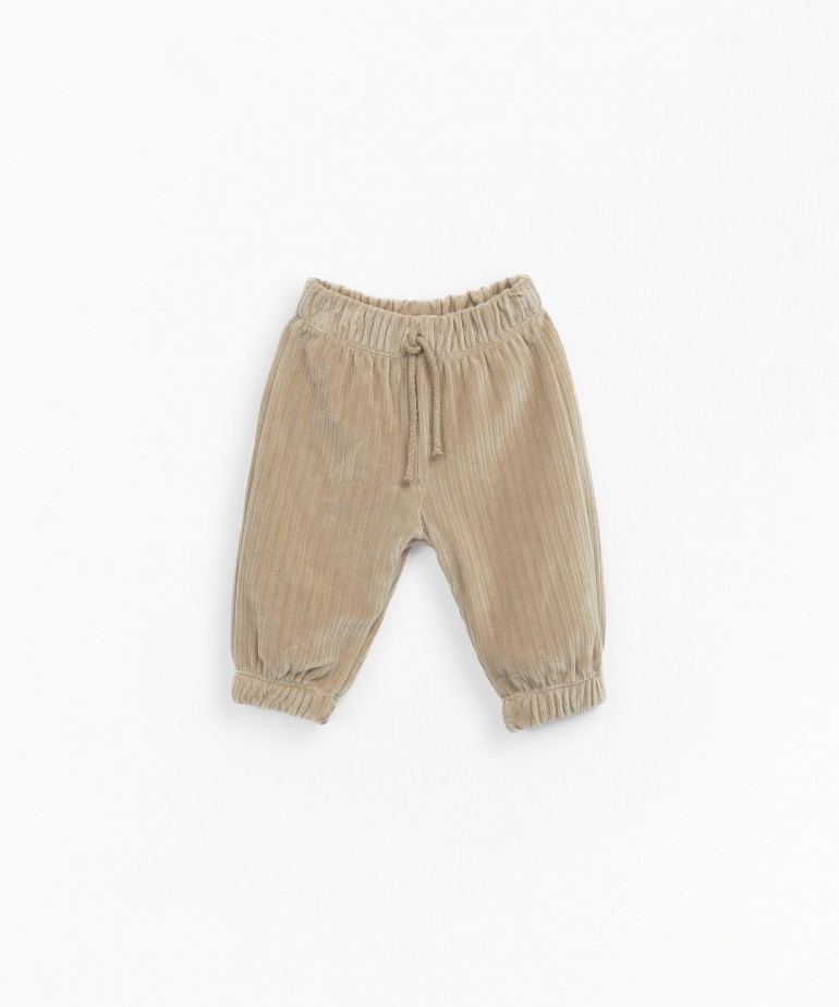 Trousers of recycled fibres