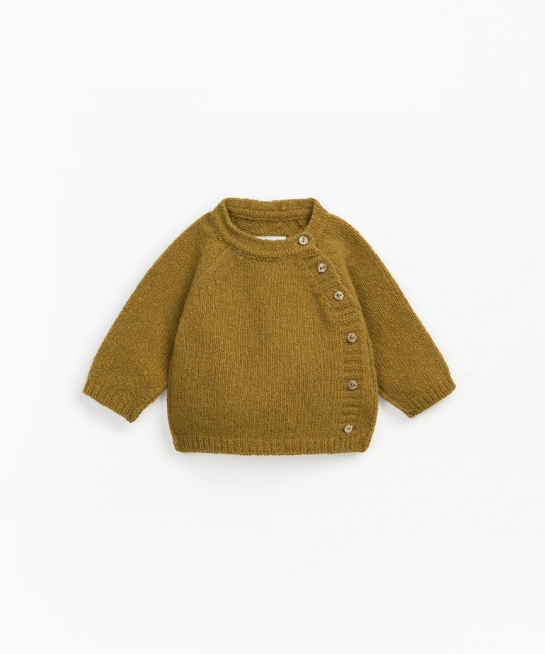 Knitted sweater with recycled fibres