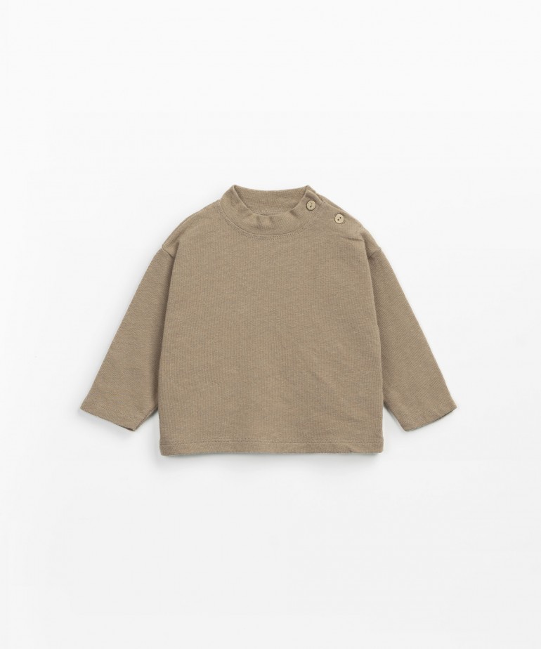 Short-sleeved T-shirt with half turtle-neck