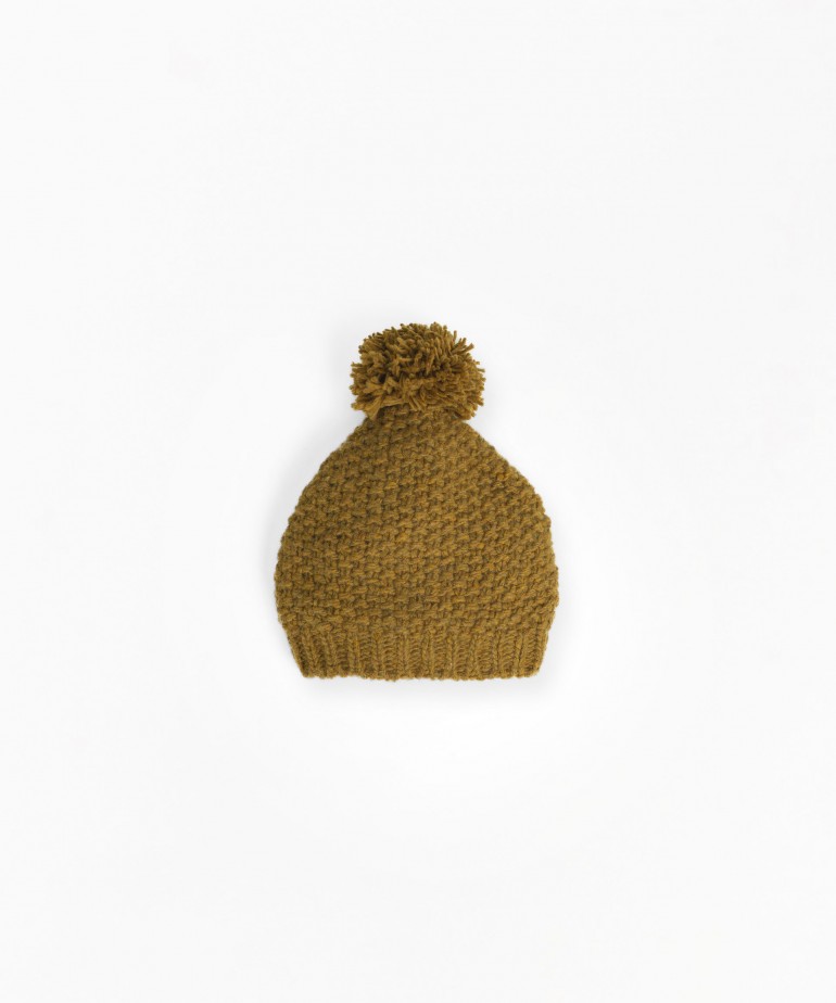 Knitted beanie with pompom