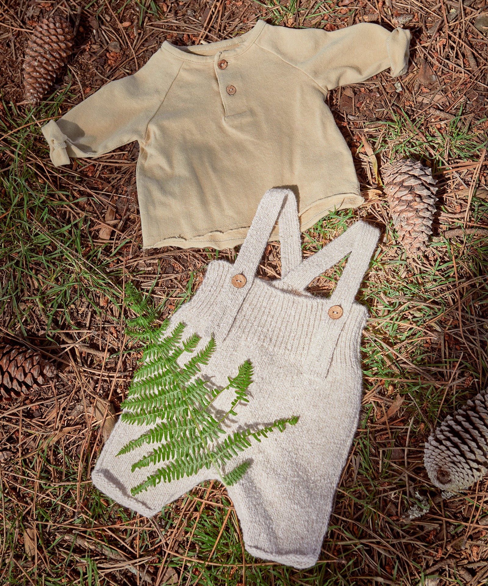 Knitted jumpsuit with shoulder straps