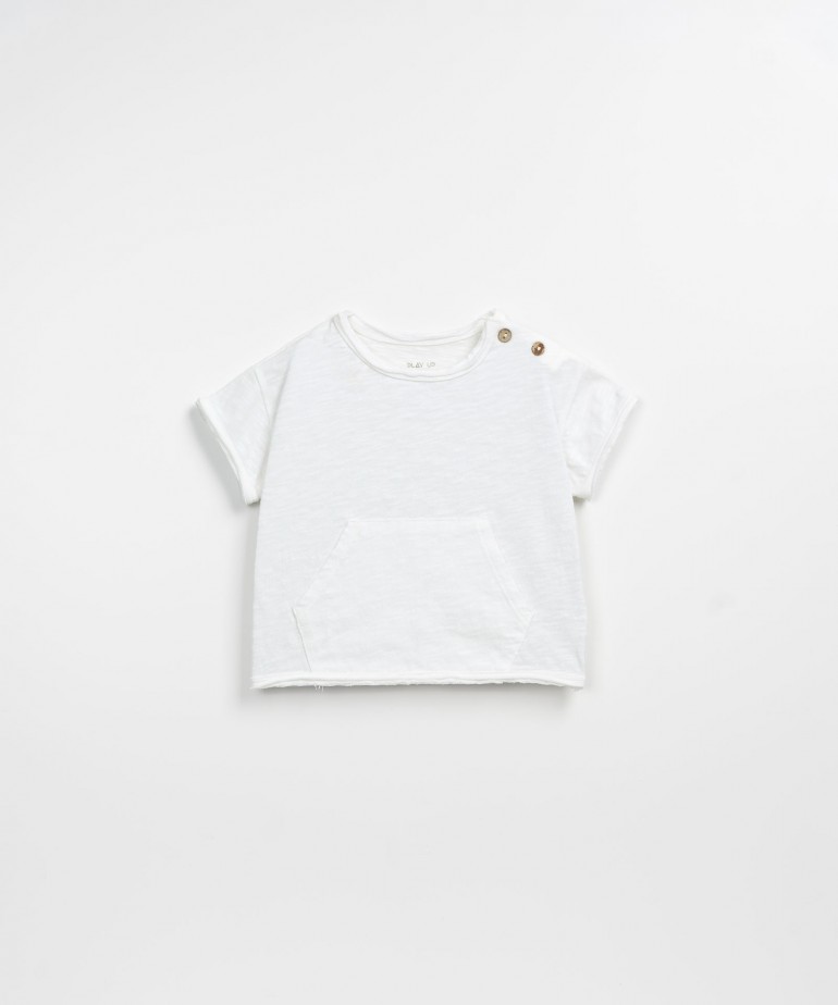 Organic cotton T-shirt with coconut buttons
