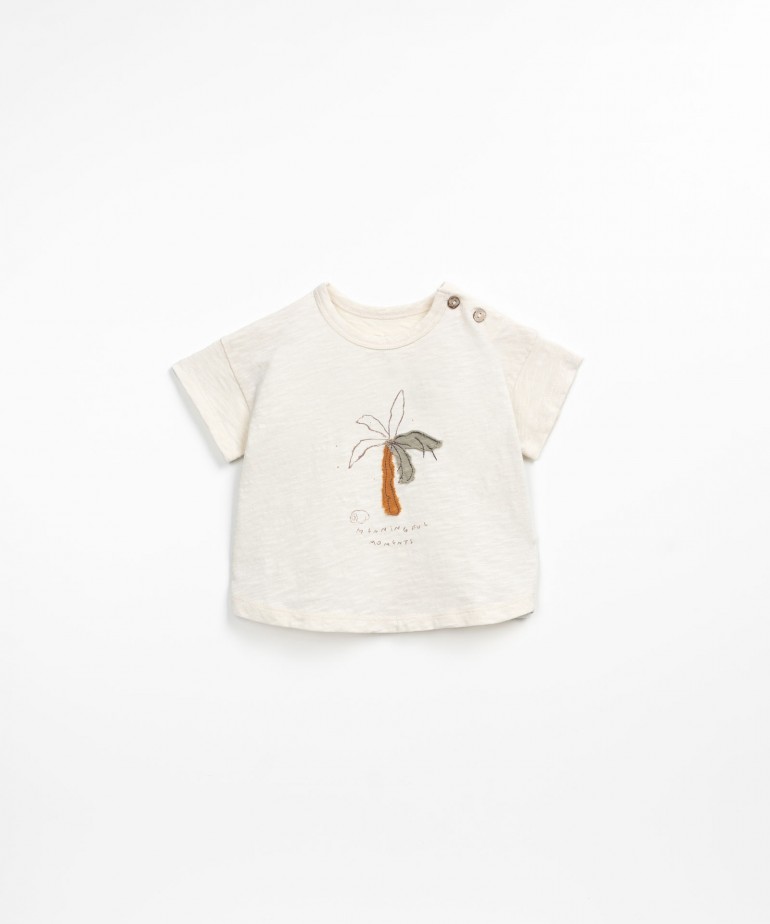 T-shirt with drawing on the front and shoulder opening