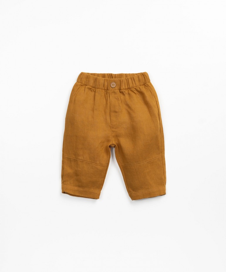 Linen trousers with decorative coconut button