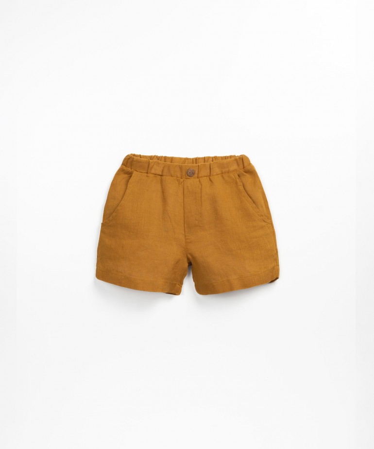 Linen shorts with coconut button