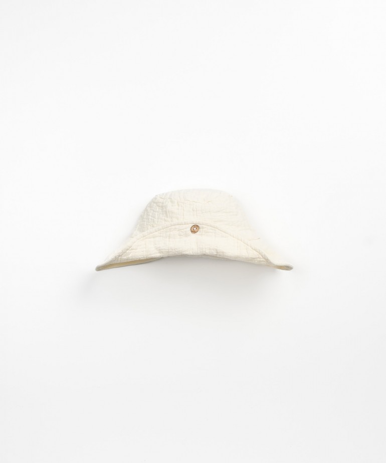 Woven hat with brim