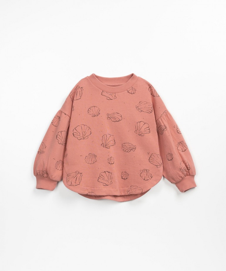 Rounded fit organic cotton sweater.