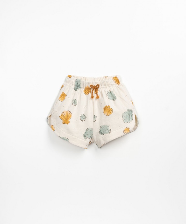 Shorts with seashell print