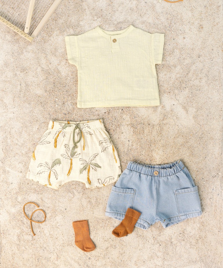 Shorts with a mixture of knitwear and cloth