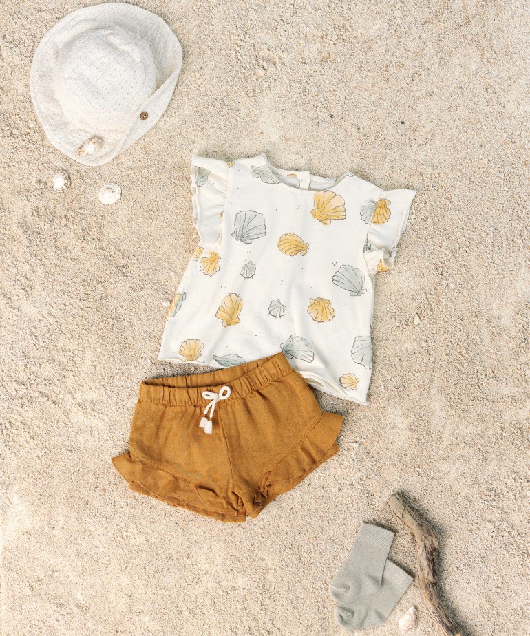 T-shirt with opening on the back