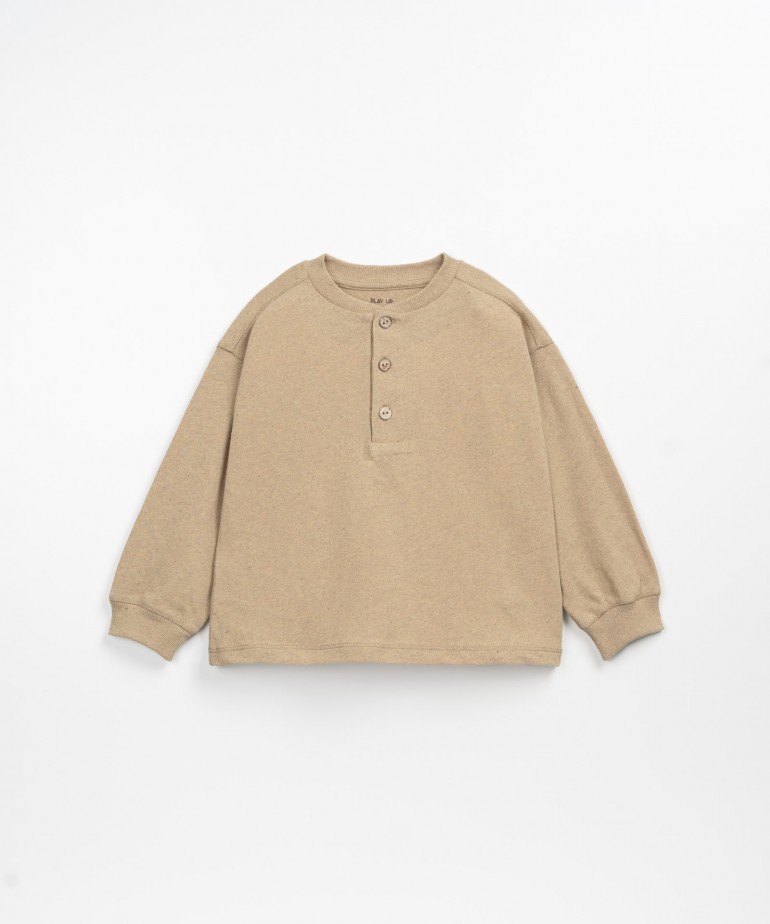 Long-sleeved T-shirt with coconut buttons