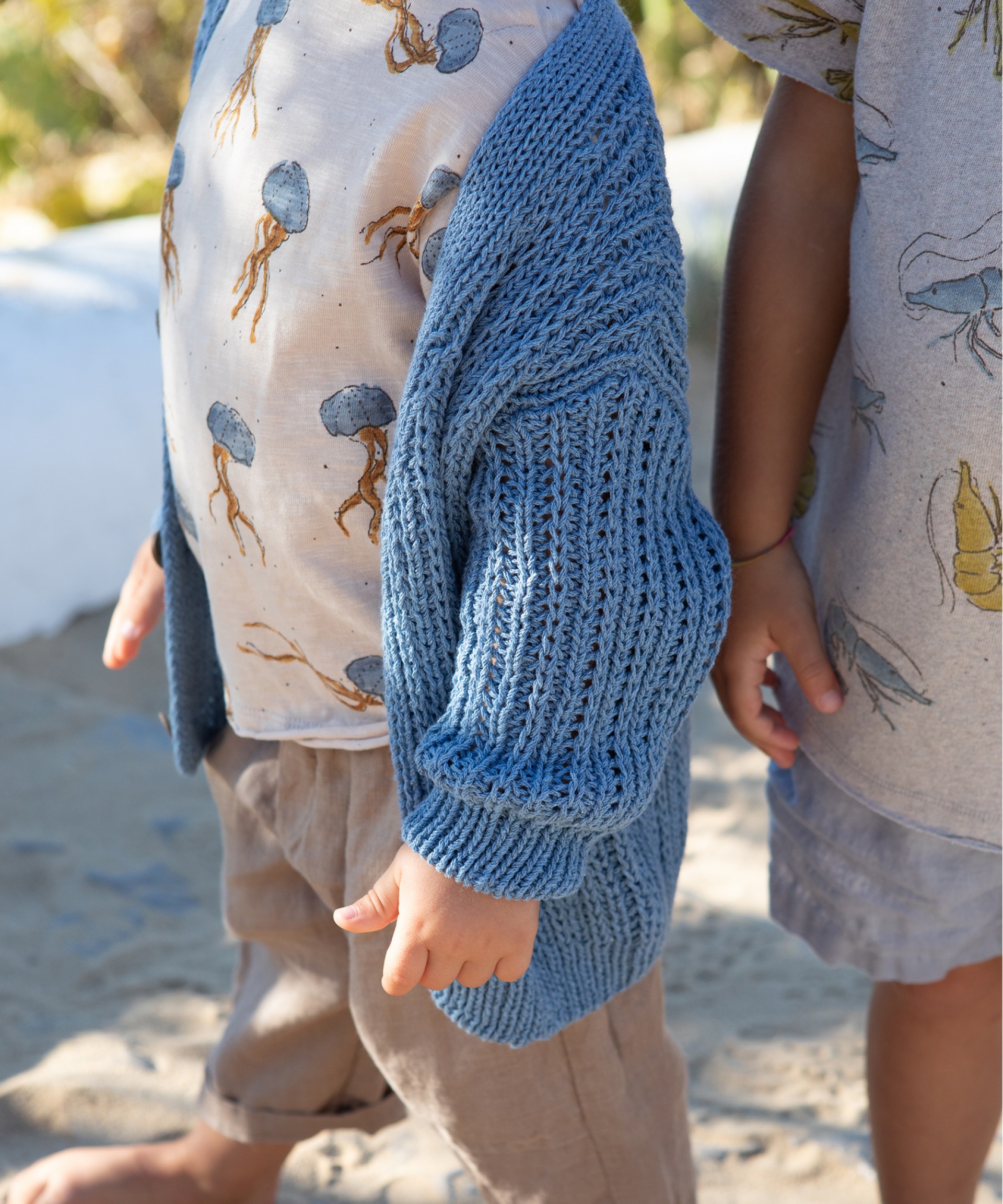 Cardigan en maille tricote avec un col en V | Textile Art