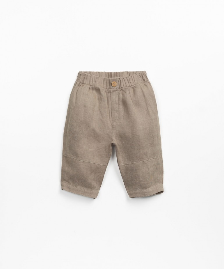 Linen trousers with decorative coconut button