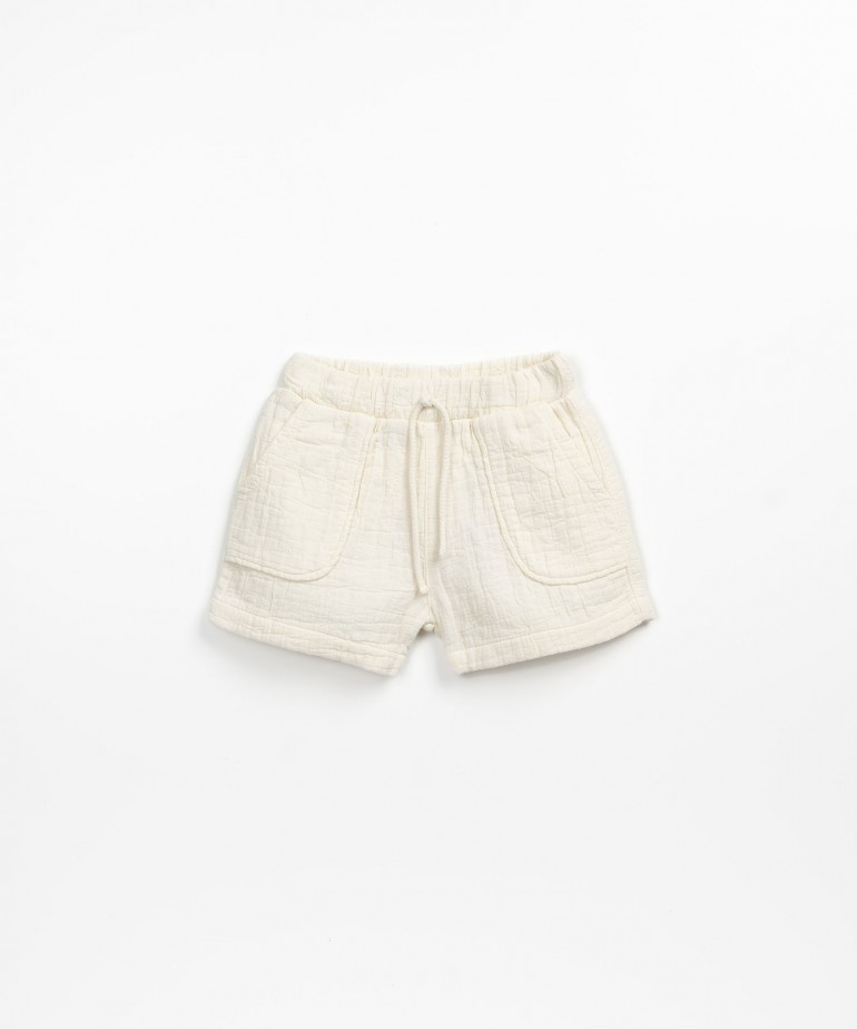 Woven shorts with pockets