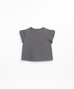 T-shirt in cotone organico con bottoni sulla spalla | Textile Art