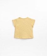 T-shirt in cotone organico con bottoni sulla spalla | Textile Art