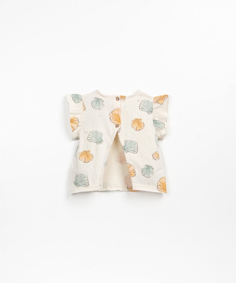 T-shirt with opening on the back