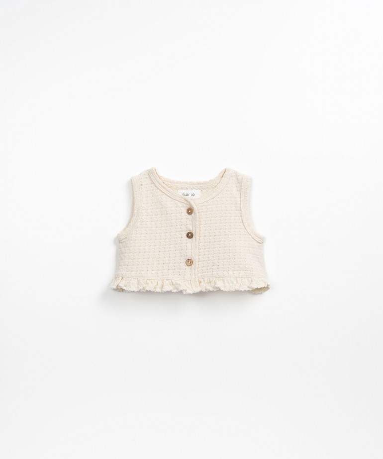 Cotton top with decorative coconut buttons