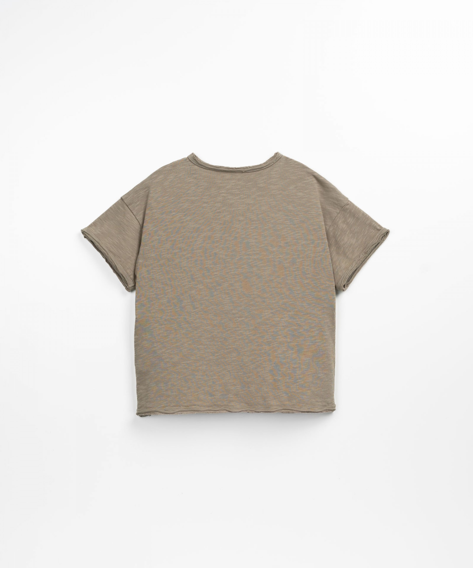 T-shirt with sharp-cut details | Textile Art
