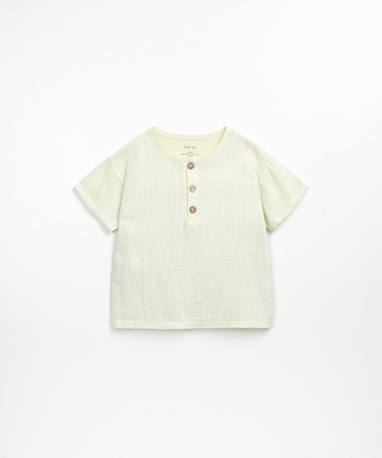 T-shirt with coconut buttons