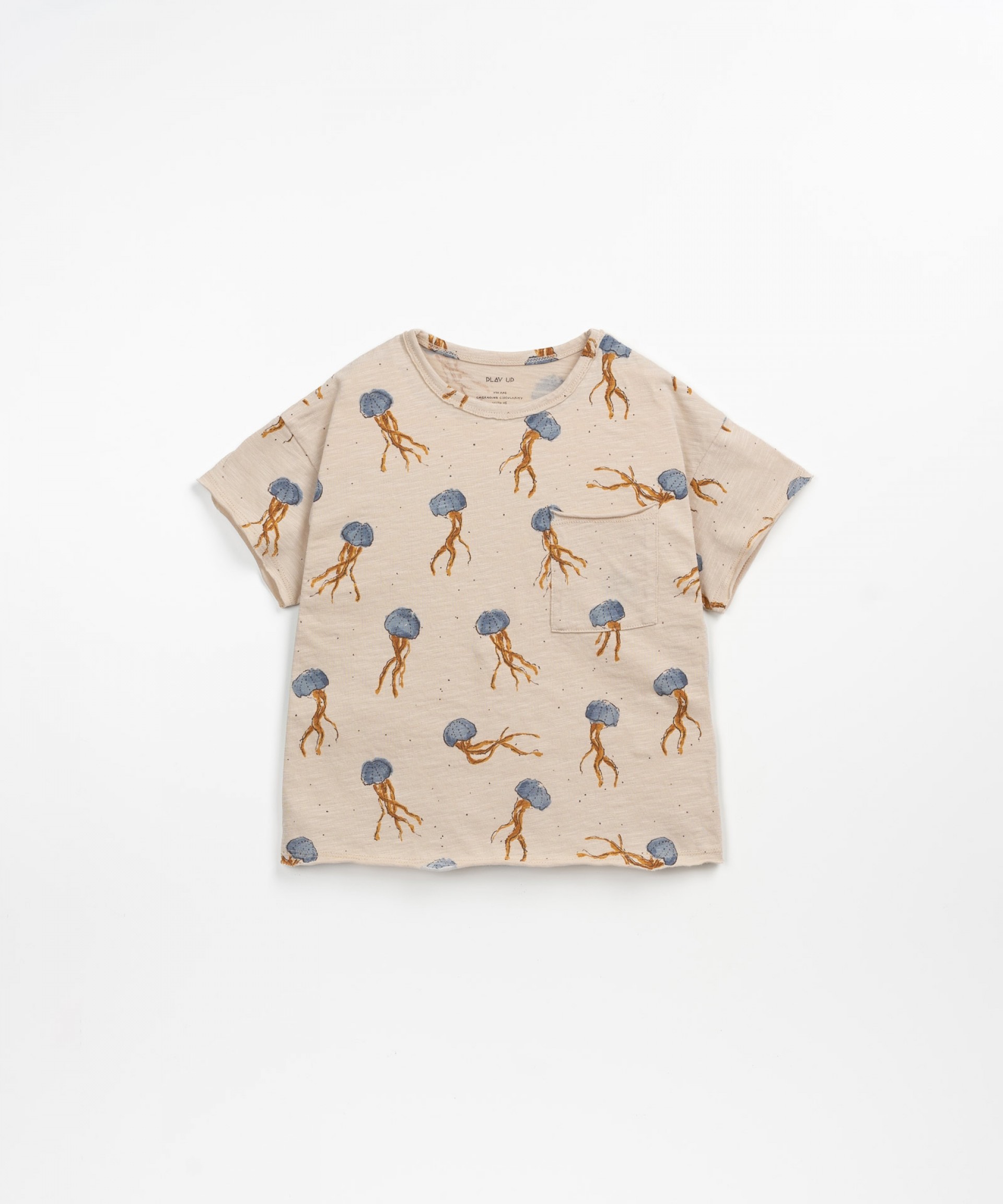 T-shirt com estampado e bolso no peito | Textile Art