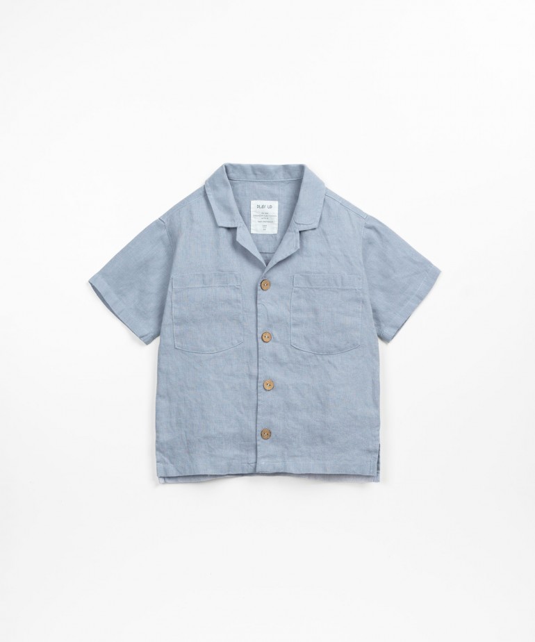 Linen shirt with coconut buttons