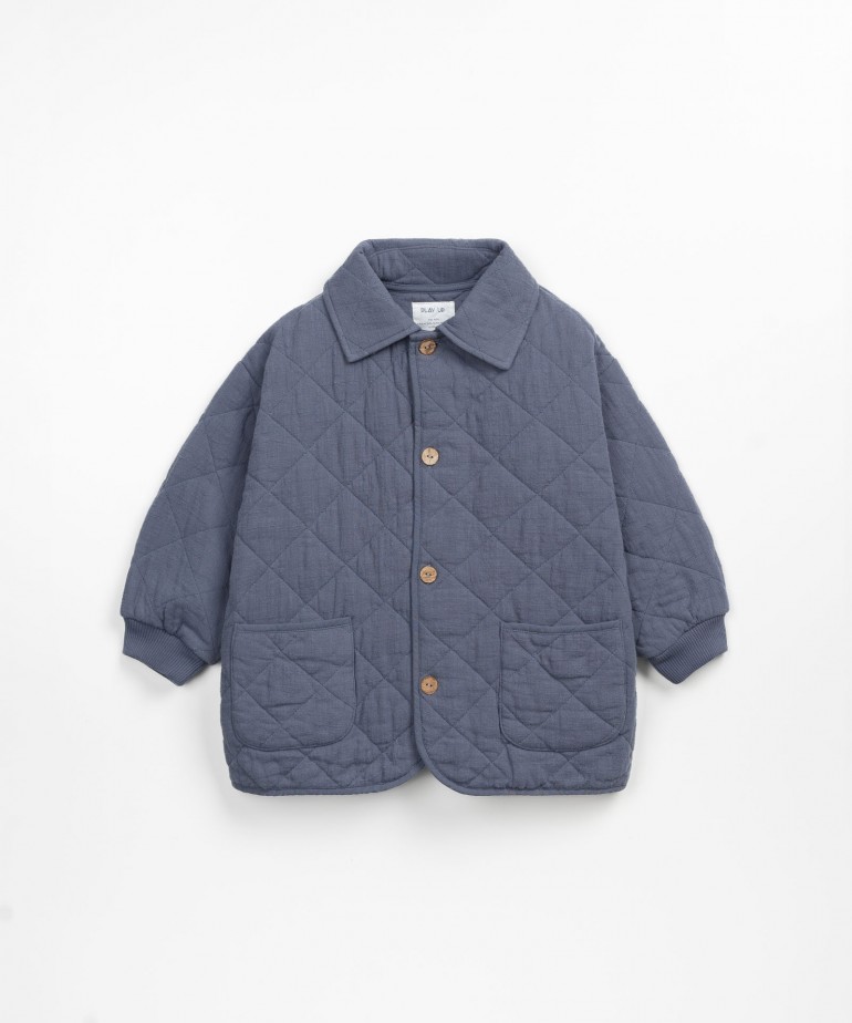 Woven jacket with pockets.