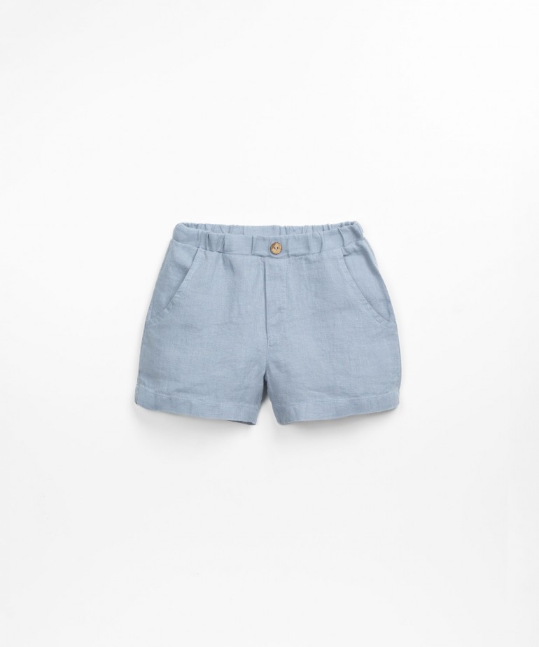 Linen shorts with coconut button