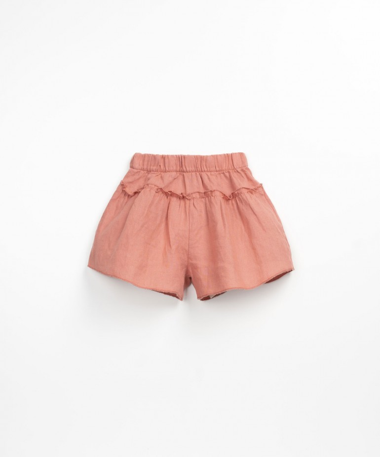 Pantaln corto de lino con adorno de volante