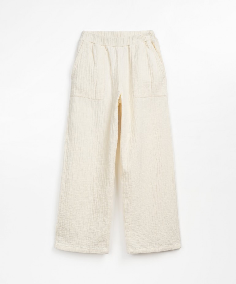 Pantalon en tissu avec des poches sur le devant