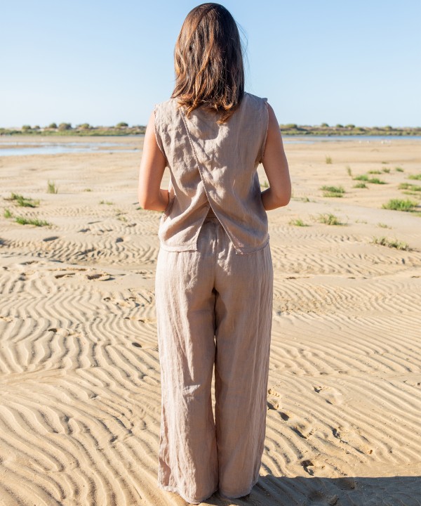 Cal�a em linho com pormenor desfiado