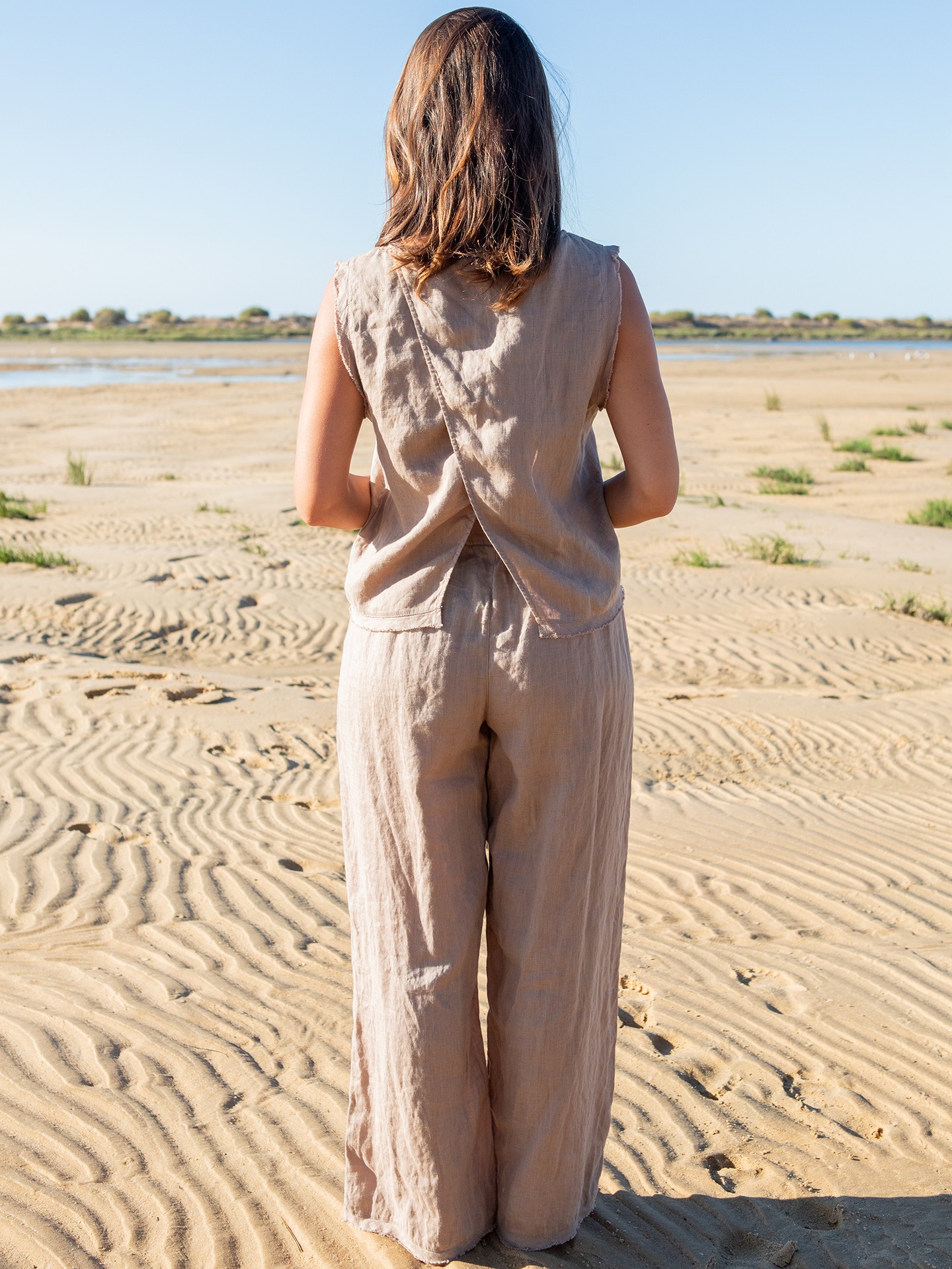 Calça em linho com pormenor desfiado