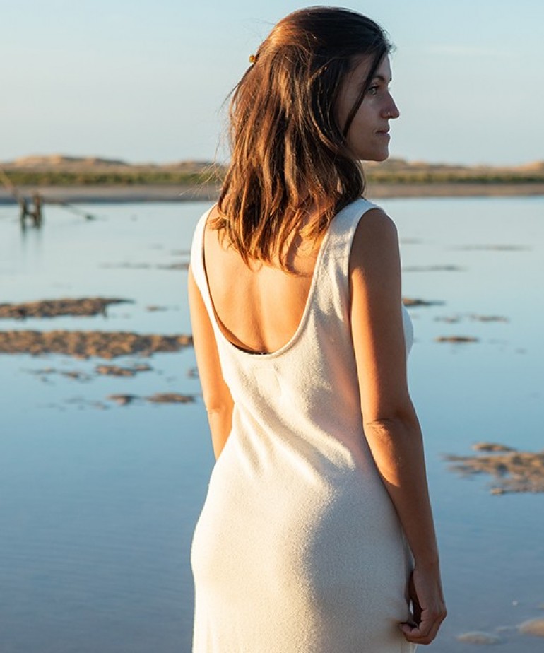 Vestido con escote en la espalda