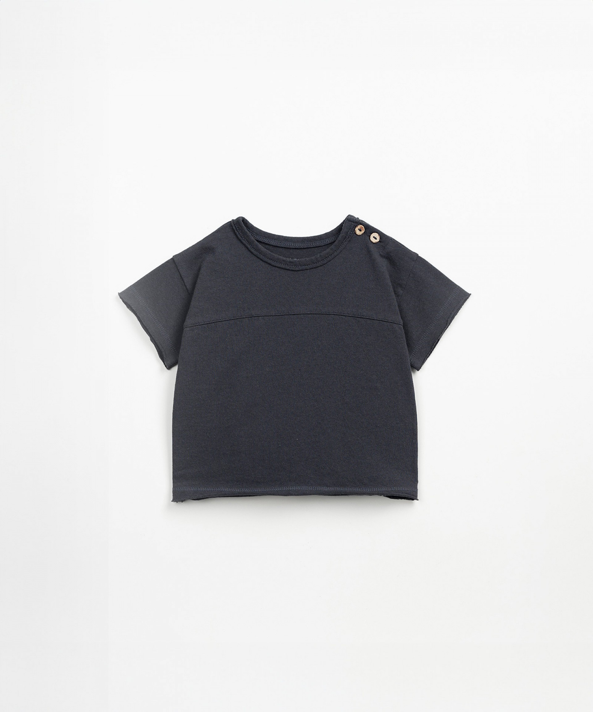 T-shirt em algodo orgnico e reciclado com abertura no ombro