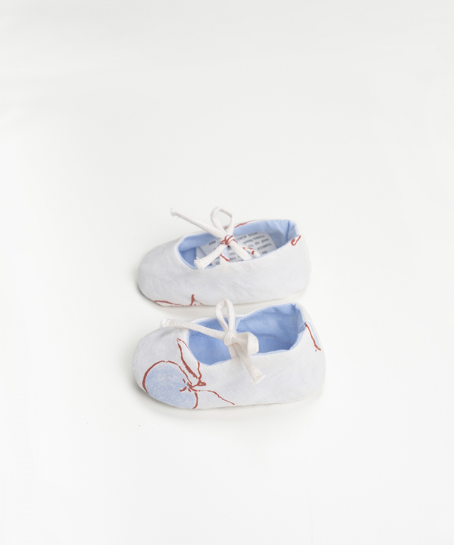 Fabric and linen shoes with strawberry embroidery
