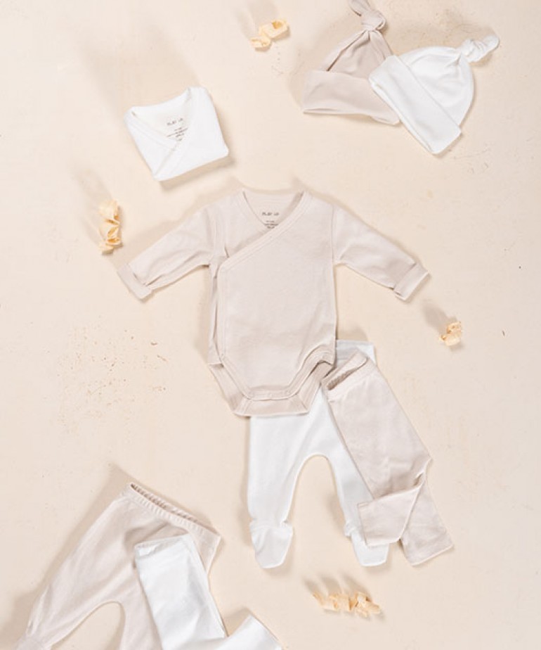 Double-breasted bodysuit in a mixture of organic cotton and recycled cotton.