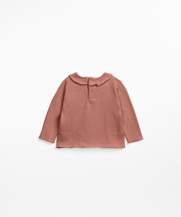 T-shirt com folho e abertura nas costas